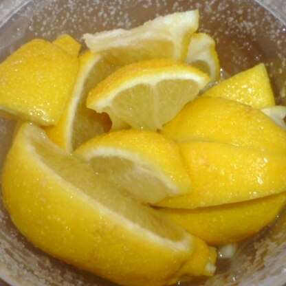 レモンは2個使って漬けて2日目の写真です♪塩レモンは色んな塩加減のレシピが有りますがレモンの何%と書いて有るのが嬉しいです♪食べるのが楽しみです(^O^)